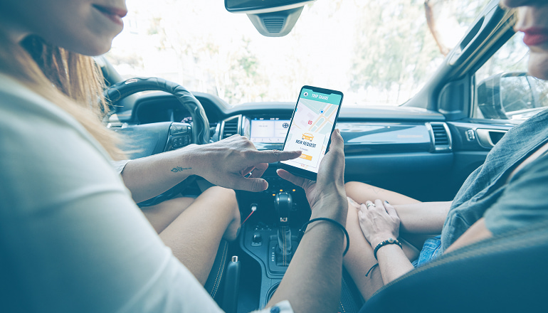 mujer conductora de cabify aceptando un viaje de un hombre. El hombre ha tenido un accidente en cabify y no sabe como reclamar una indemnización